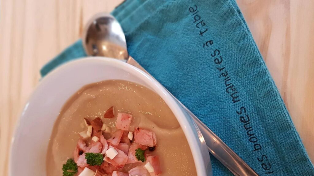 Velouté de chou-fleur, champignon, bacon et éclats d'amandes